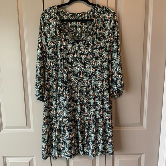 Banana Republic Factory Dresses & Skirts - Banana Republic Swing Green Floral Shift Dress. Size medium.